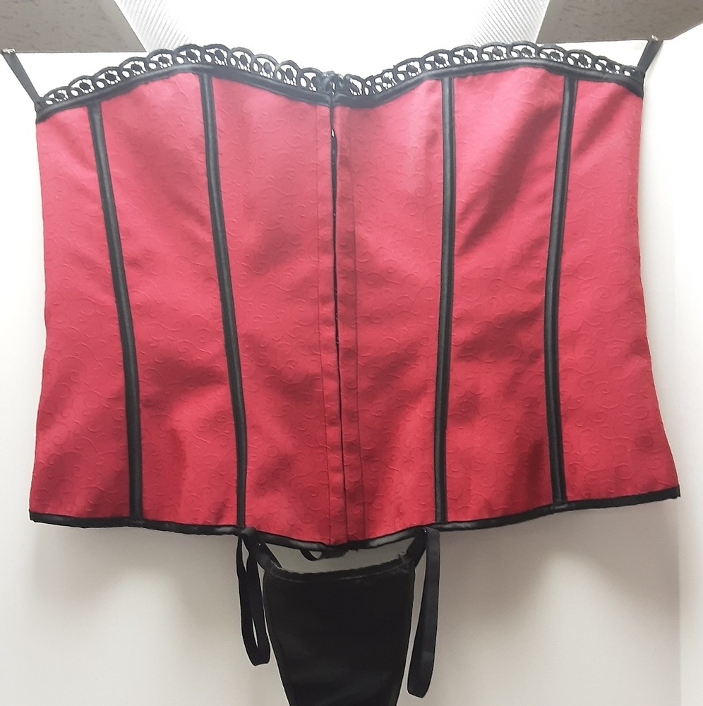 RED and BLACK SCALLOPED CORSET  L